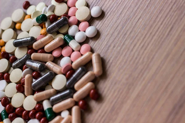 İlaçlar ve tablet bir ahşap doku tablo