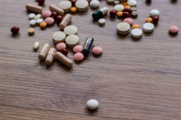 İlaçlar ve tablet bir ahşap doku tablo