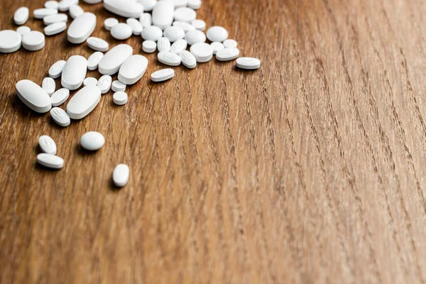İlaçlar ve tablet bir ahşap doku tablo