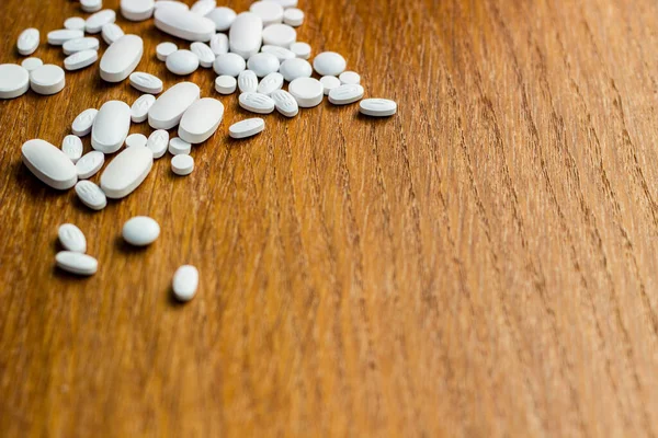 İlaçlar ve tablet bir ahşap doku tablo