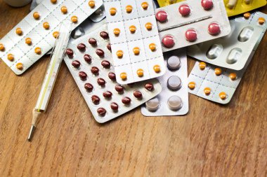 İlaçlar ve tablet bir ahşap doku tablo