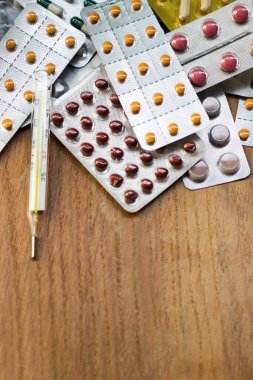 İlaçlar ve tablet bir ahşap doku tablo