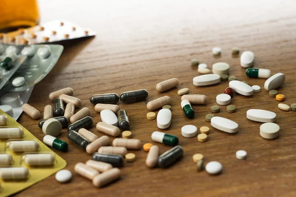 Medicamentos Comprimidos Uma Mesa Textura Madeira — Fotografia de Stock
