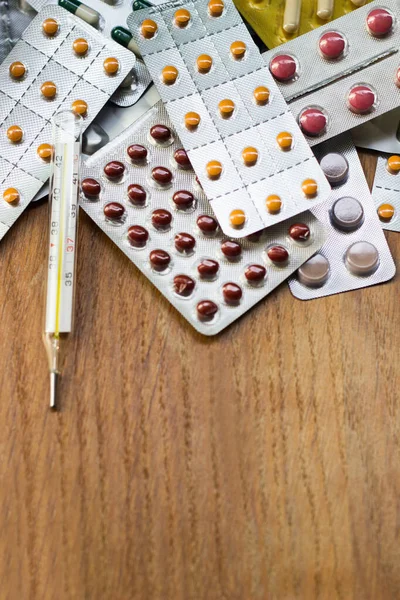 İlaçlar ve tablet bir ahşap doku tablo