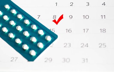 Takvim geçmişinde doğum kontrol hapları var. Hamilelik bakımı kavramı.