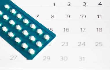 Takvim geçmişinde doğum kontrol hapları var. Hamilelik bakımı kavramı.