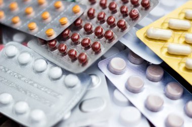 Bir sürü renkli hap, tablet ve ilaç. İlaç ve insülin şırıngası