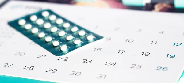 Pilules Contraceptives Sur Fond Calendrier Concept Soins Grossesse — Photo