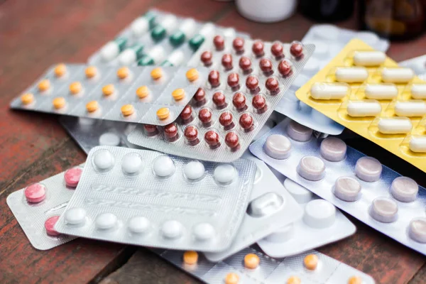 Многие Красочные Таблетки Таблетки Капсулы Медицинского Препарата Лекарства Шприц Инсулином — стоковое фото