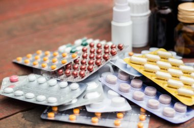 Bir sürü renkli hap, tablet ve ilaç. İlaç ve insülin şırıngası