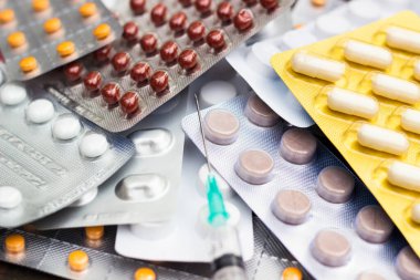 Bir sürü renkli hap, tablet ve ilaç. İlaç ve insülin şırıngası