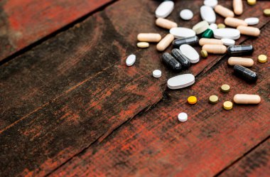 Bir sürü renkli hap, tablet ve ilaç. İlaç ve insülin şırıngası