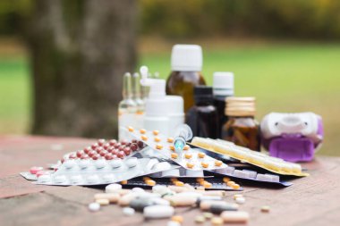 İlaçlar ve tablet bir ahşap doku tablo