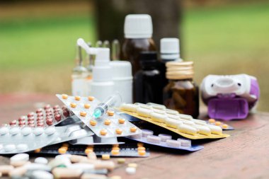 İlaçlar ve tablet bir ahşap doku tablo