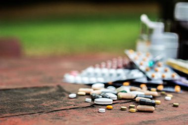 İlaçlar ve tablet bir ahşap doku tablo