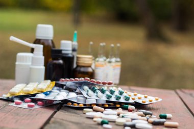 İlaçlar ve tablet bir ahşap doku tablo