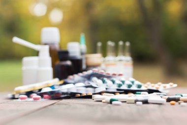 İlaçlar ve tablet bir ahşap doku tablo