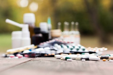 İlaçlar ve tablet bir ahşap doku tablo