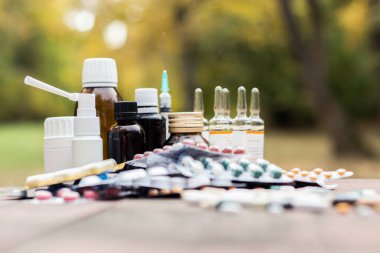 İlaçlar ve tablet bir ahşap doku tablo