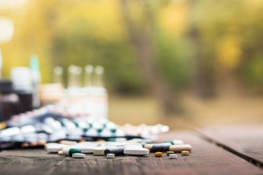 İlaçlar ve tablet bir ahşap doku tablo