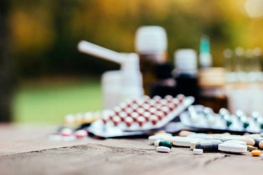 İlaçlar ve tablet bir ahşap doku tablo