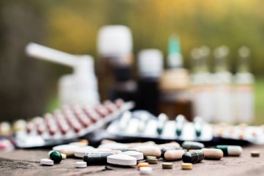 İlaçlar ve tablet bir ahşap doku tablo