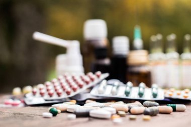 İlaçlar ve tablet bir ahşap doku tablo