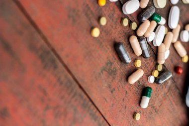 İlaçlar ve tablet bir ahşap doku tablo