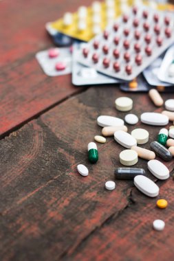 İlaçlar ve tablet bir ahşap doku tablo