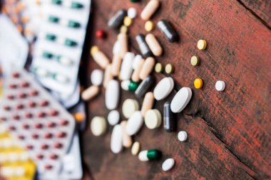 İlaçlar ve tablet bir ahşap doku tablo