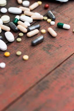 İlaçlar ve tablet bir ahşap doku tablo