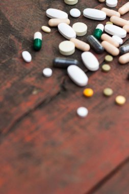 İlaçlar ve tablet bir ahşap doku tablo