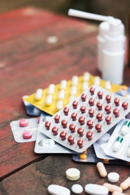 İlaçlar ve tablet bir ahşap doku tablo