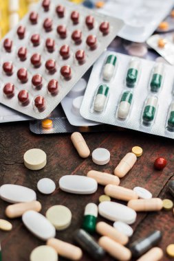 İlaçlar ve tablet bir ahşap doku tablo