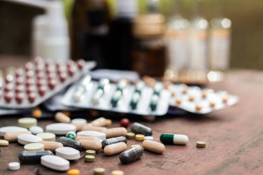 İlaçlar ve tablet bir ahşap doku tablo