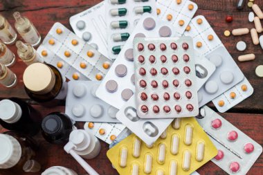 İlaçlar ve tablet bir ahşap doku tablo