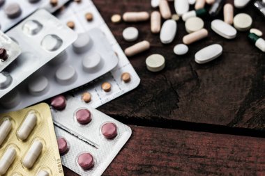 İlaçlar ve tablet bir ahşap doku tablo