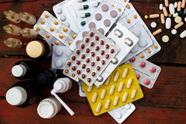 İlaçlar ve tablet bir ahşap doku tablo