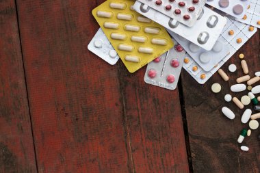 İlaçlar ve tablet bir ahşap doku tablo