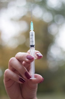 Şırıngaya bağımlı bir kadın. Uyuşturucu ve hastalık konsepti