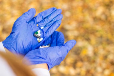 Bir avuç dolusu ilaç veren eczacı. 