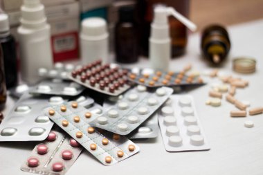 İlaçlar ve haplar, geniş bir grup su toplaması, ilaçlar, haplar.