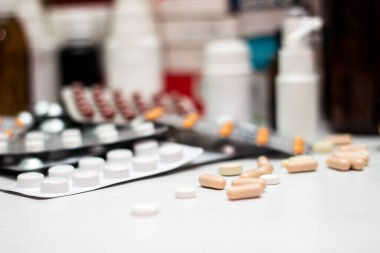 İlaçlar ve haplar, geniş bir grup su toplaması, ilaçlar, haplar.