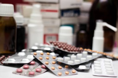 İlaçlar ve haplar, geniş bir grup su toplaması, ilaçlar, haplar.