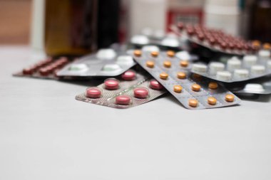 İlaçlar ve haplar, geniş bir grup su toplaması, ilaçlar, haplar.