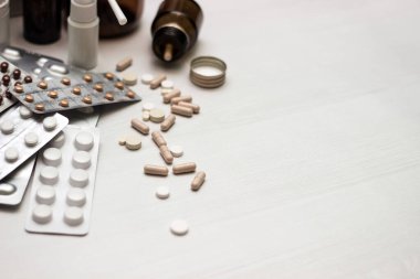 İlaçlar ve haplar, geniş bir grup su toplaması, ilaçlar, haplar.