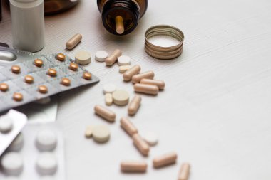 İlaçlar ve haplar, geniş bir grup su toplaması, ilaçlar, haplar.