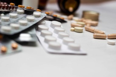 İlaçlar ve haplar, geniş bir grup su toplaması, ilaçlar, haplar.