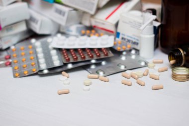 İlaçlar ve haplar, geniş bir grup su toplaması, ilaçlar, haplar.