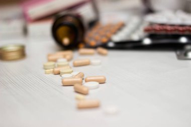 İlaçlar ve haplar, geniş bir grup su toplaması, ilaçlar, haplar.